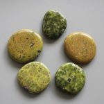 Stitchtite & Serpentine Smooth Stone 1.6 inch (0.8-1 x 3.5-4.5cm) A