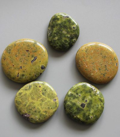 Stitchtite & Serpentine Smooth Stone 1.6 inch (0.8-1 x 3.5-4.5cm) A