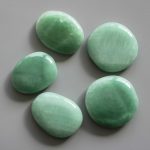 Green Shrilng Glass Smooth Stone 1.6 inch (0.8-1 x 3.5-4.5cm) A