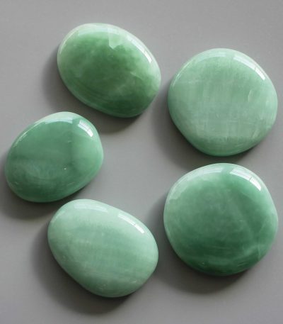 Green Shrilng Glass Smooth Stone 1.6 inch (0.8-1 x 3.5-4.5cm) A