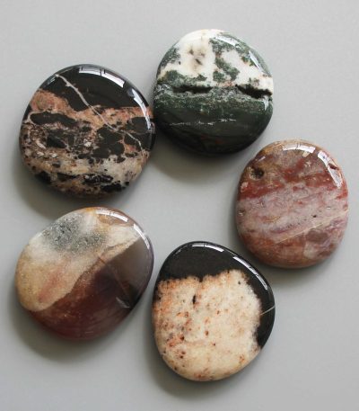 Sardonyx Jasper Smooth Stone 1.6 inch (0.8-1 x 3.5-4.5cm) A/B