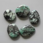 Emerald Smooth Stone 1.6 inch (0.8-1 x 3.5-4.5cm) A