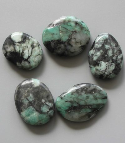 Emerald Smooth Stone 1.6 inch (0.8-1 x 3.5-4.5cm) A