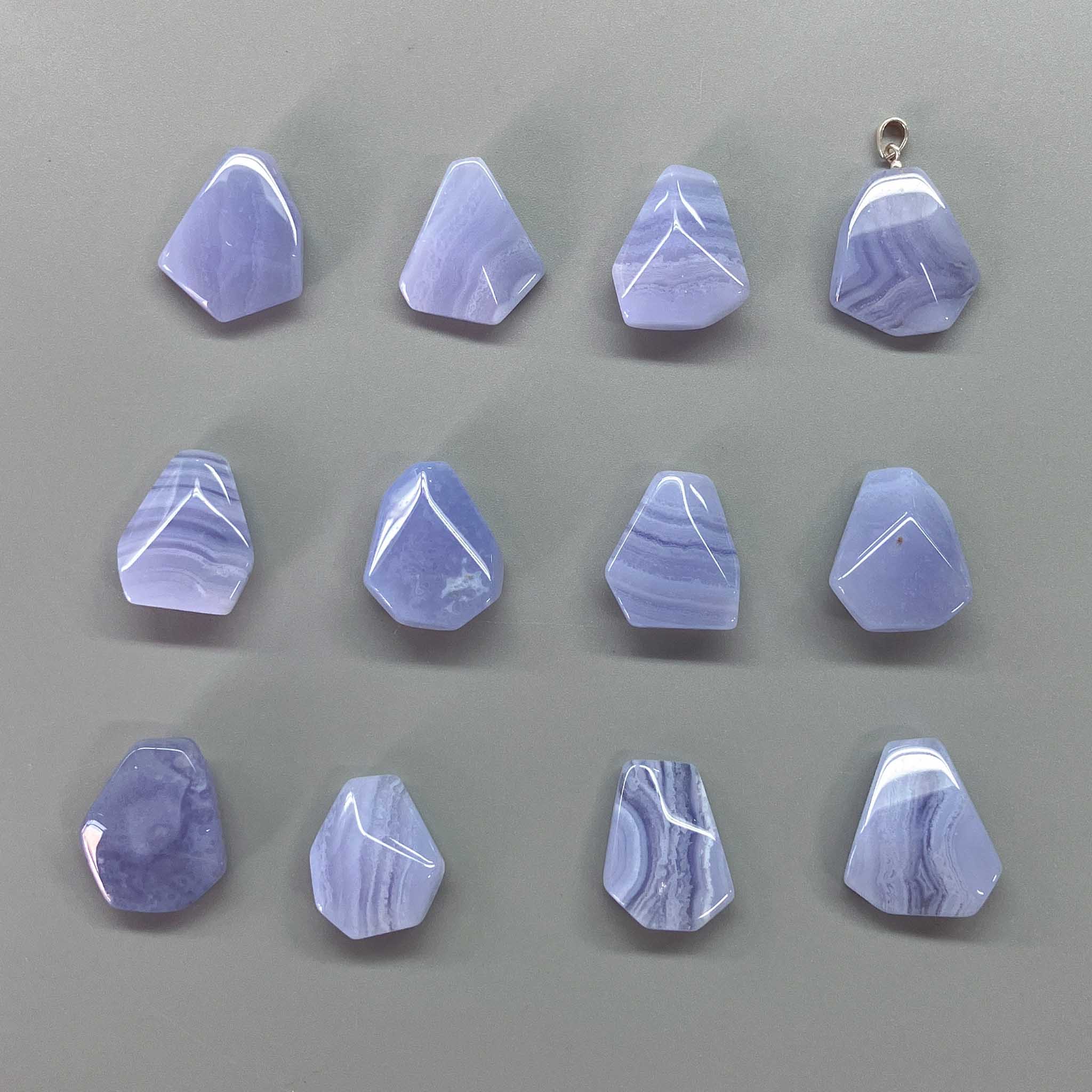 6db7f2fd7526ce353aac2e47f997d688 Blue Lace Agate Flat tumble with silver 20-25mm A+/AA