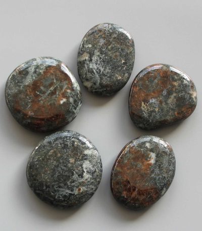 Hornblende Smooth Stone 1.6 inch (0.8-1 x 3.5-4.5cm) A