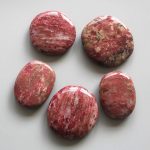 Thulite Smooth Stone 1.6 inch (0.8-1 x 3.5-4.5cm) A/B