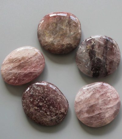 Strawberry Quartz Smooth Stone 1.6 inch (0.8-1 x 3.5-4.5cm) A/B