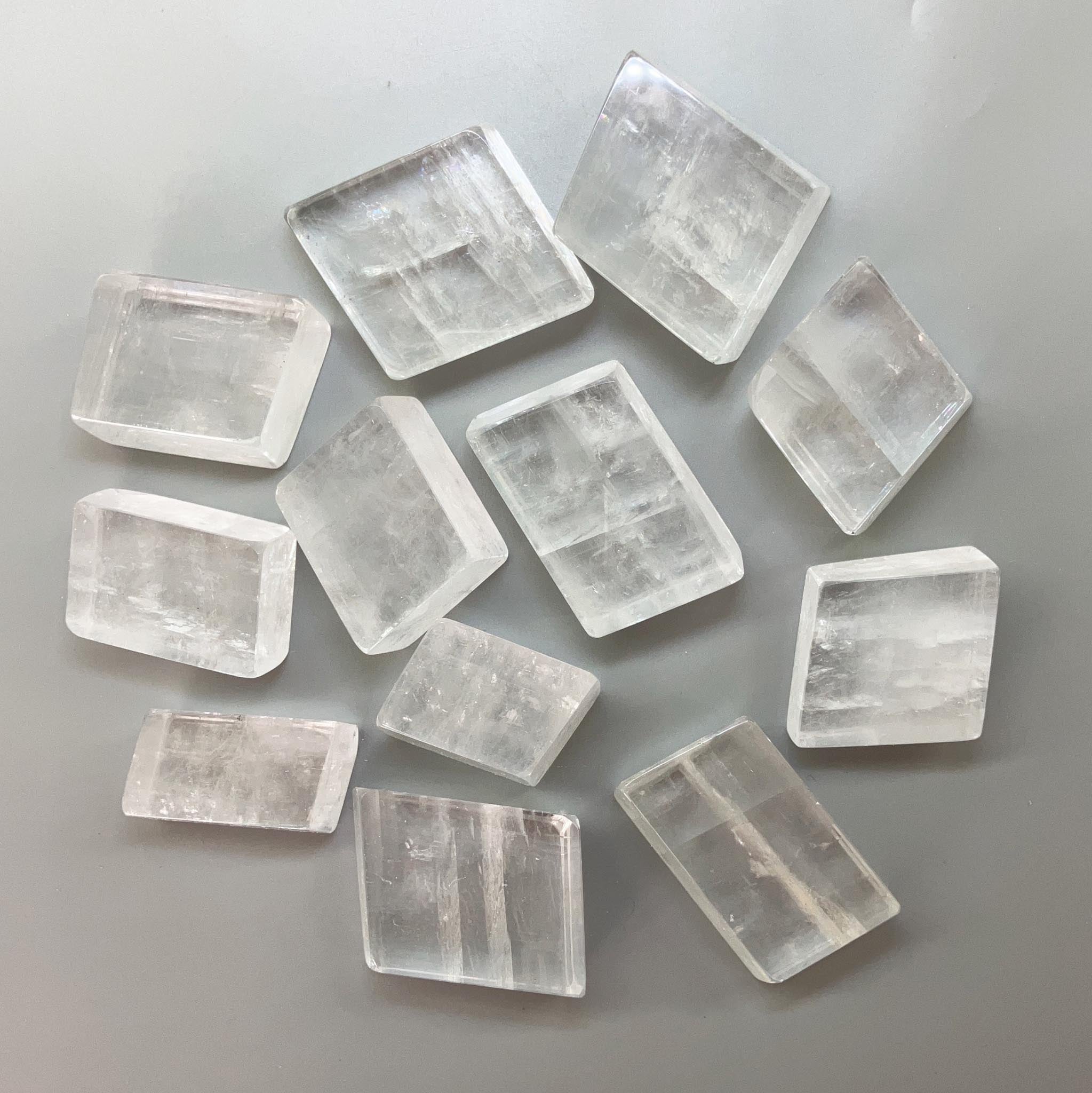 bf55dc60ee735bb16628cc58221829b5-1 White Calcite Freeform Cube Stone Polished 30/60mm A/A+