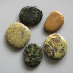 Stitchtite & Serpentine Smooth Stone 1.6 inch (0.8-1 x 3.5-4.5cm) A/B