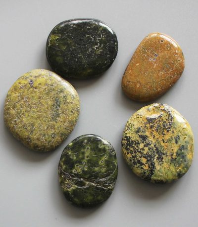 Stitchtite & Serpentine Smooth Stone 1.6 inch (0.8-1 x 3.5-4.5cm) A/B