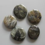 Labradorite Smooth Stone 1.6 inch (0.8-1 x 3.5-4.5cm) A/B