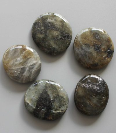 Labradorite Smooth Stone 1.6 inch (0.8-1 x 3.5-4.5cm) A/B