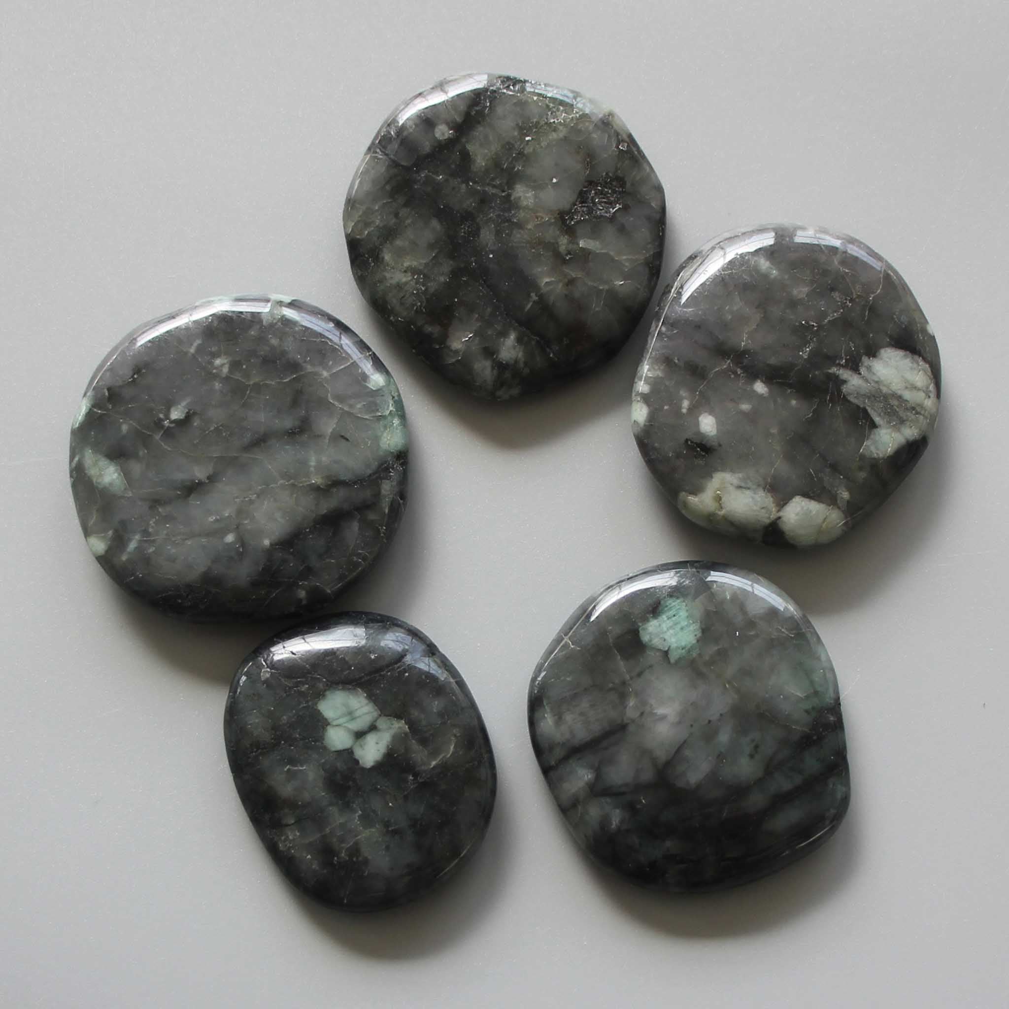 f2d5ab50e977453d39662104d0fd50e5-1 Emerald Smooth Stone 1.6 inch (0.8-1 x 3.5-4.5cm) A/B