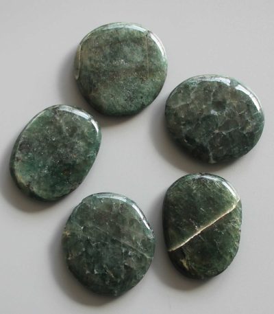 Diopside Smooth Stone 1.6 inch (0.8-1 x 3.5-4.5cm) A