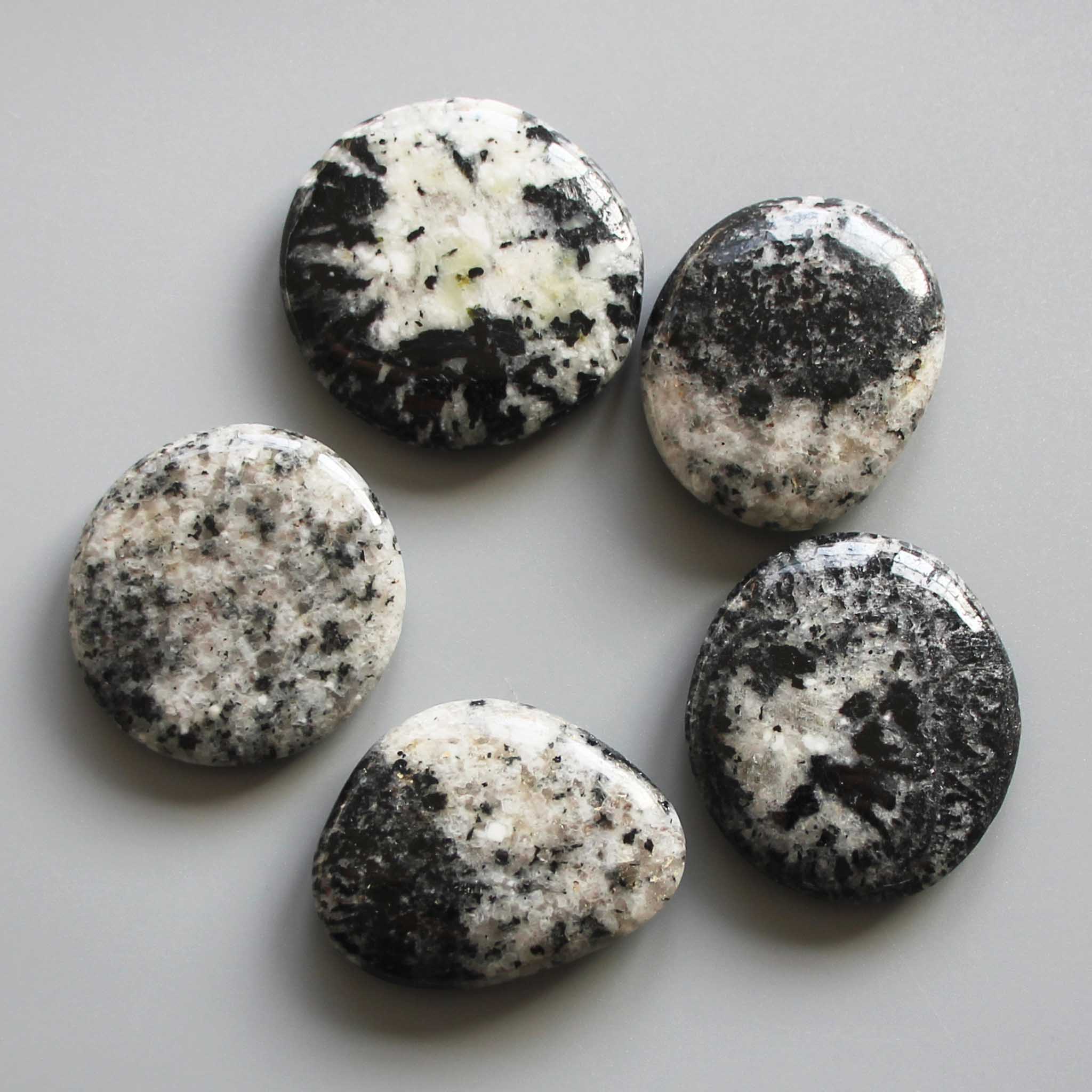 189fbb3dbdd82fb910f51753cf00ceb7 Orbicular Granite Smooth Stone 1.6 inch (0.8-1 x 3.5-4.5cm) A/B