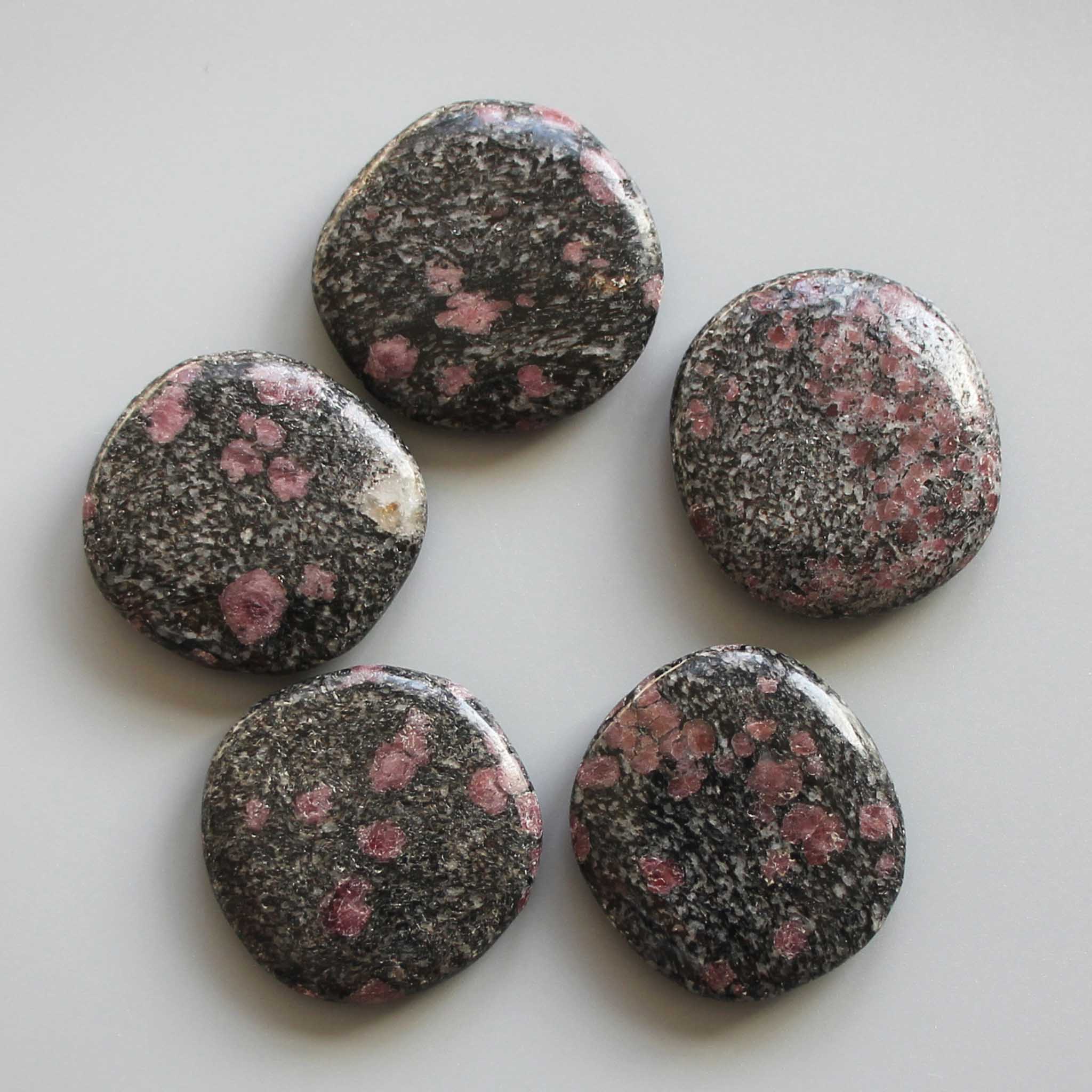 4644959901c3a2b5fb4d9fc8f1bfe2fc Ruby Schist Smooth Stone 1.6 inch (0.8-1 x 3.5-4.5cm) A/A+