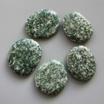 China Jade Green Spot Smooth Stone 1.6 inch (0.8-1 x 3.5-4.5cm) A