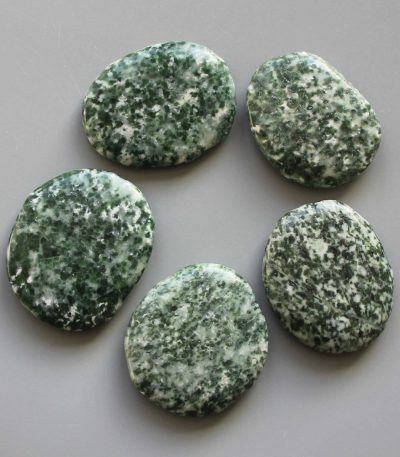 China Jade Green Spot Smooth Stone 1.6 inch (0.8-1 x 3.5-4.5cm) A