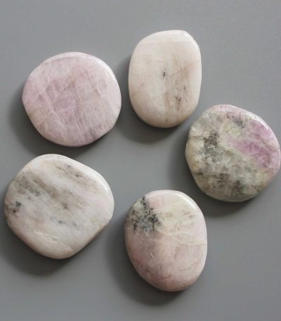 Kunzite Smooth Stone 1.6 inch (0.8-1 x 3.5-4.5cm) A/B