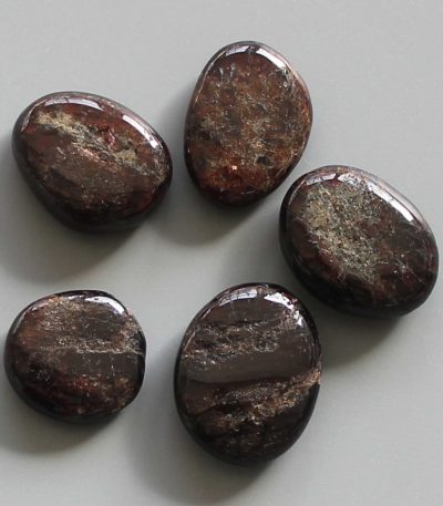 Garnet Smooth Stone 0.8-1.4 inch (0.6-1.2 x 2-3.5cm) A/B