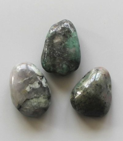 Emerald Tumble Pendant With Cross Hole 2.5mm 0.8-1.2 inch (2.2-3cm) A/B