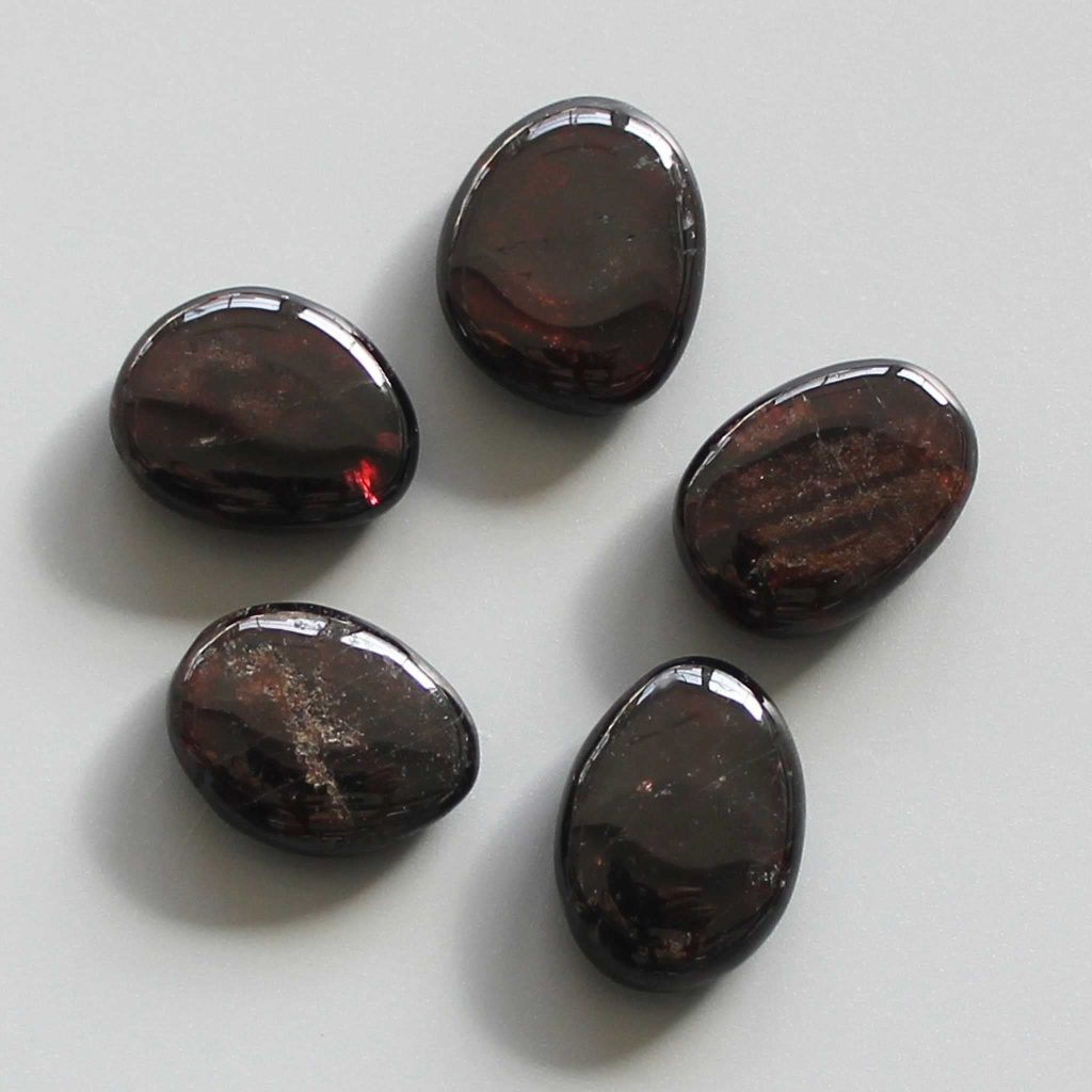 Garnet Smooth Stone 0.8-1.4 inch (0.6-1.2 x 2-3.5cm) A