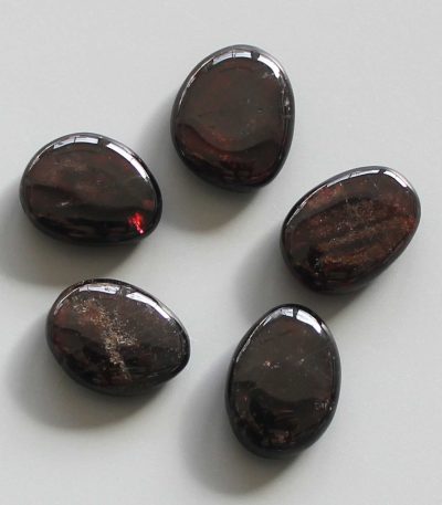 Garnet Smooth Stone 0.8-1.4 inch (0.6-1.2 x 2-3.5cm) A