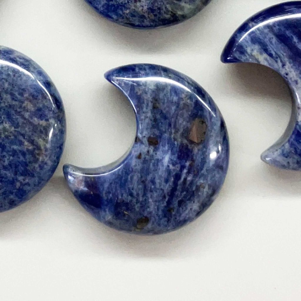 Sodalite Br Moon 1.4 inch (1.1 x 3.5cm) A