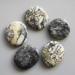 Pinolith Smooth Stone 1.6 inch (0.8-1 x 3.5-4.5cm) A/B