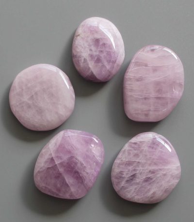 Kunzite Smooth Stone 1.6 inch (0.8-1 x 3.5-4.5cm) A+/AA