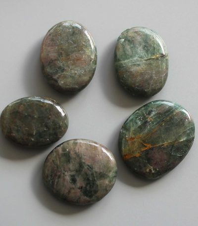 Diopside Smooth Stone 1.6 inch (0.8-1 x 3.5-4.5cm) A/B