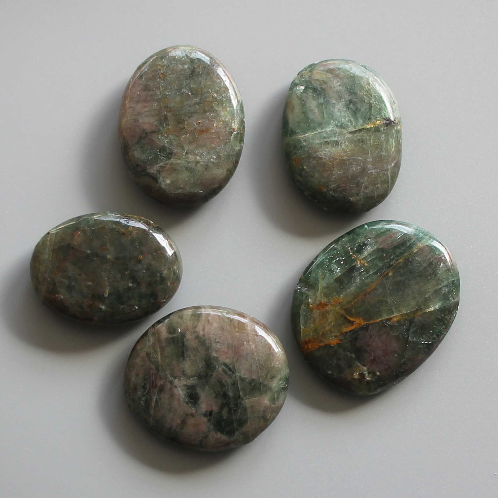 e34496f4f961678d81bc7a9f205b75f3 Diopside Smooth Stone 1.6 inch (0.8-1 x 3.5-4.5cm) A/B