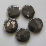 Chalcedony Flint Smooth Stone 1.6 inch (0.8-1 x 3.5-4.5cm) A